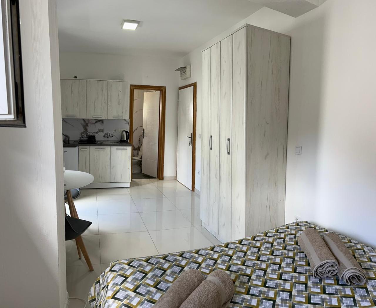 As Apartment *